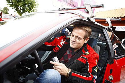 Va? Vann jag? Vad fin den är! Roger Widnersson gissade mätarställnigen på 26 mil när.