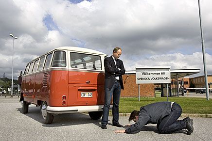 Äntligen är Volkswagenbussen återlämnad och vi ber om förlåtelse för dröjsmålet.