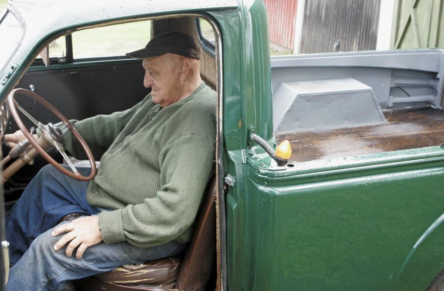 Lars-Allan Larsson drar igång sidventilaren i sin Morris Cowley pickup.