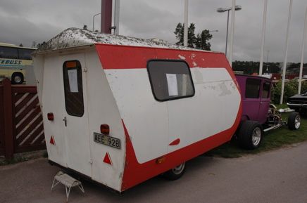 En nybesiktigad Family husvagn -64 fanns till salu.