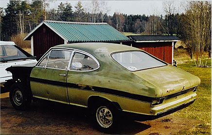 Fyndskick. Fartranden såg originalig ut men var hemkokt, rester av den ursprungliga skymtade bakom baklamporna. Karossen var relativt rak och fri från bucklor.
