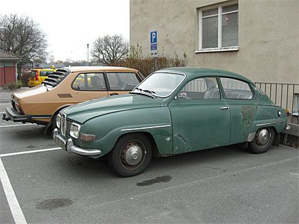 Saab V4 parkerad i Norrköping 071221 (pappas 99:a syns också) /Karin Lindberg
