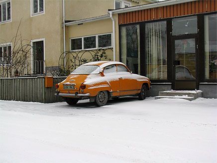 V4-spaning i Visby! Vi hittade denna vackert oranga sak bara några hundra meter från där vi bodde. Observera den färganpassade brevlådan och de läckra EMS fälgarna. Lars Jonsson, Hässelby.