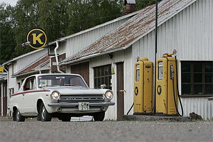 Plötsligt stämmer allt. Ljuset, bilen, macken.
