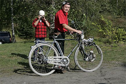 Jag börjar alltid med Mosquiton, säger Anders Hultqvist från Örebro när han ska till att starta sin multimotoriserade Rambler-cykel.