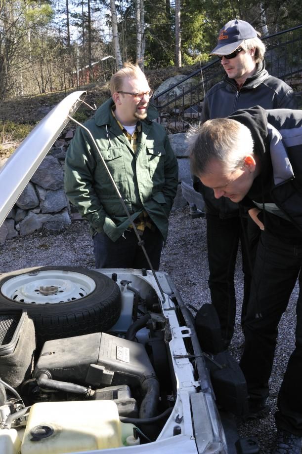 Carl Legelius hittar en motor bredvid reservhjulet bakom spolarbehållaren nedanför expansionskärlet.