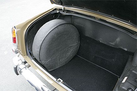 Rymligt lastutrymme under aluminiumlucka. Reservhjulet kan även placeras ovanpå luckan, om originaltillsatsen "Spare wheel kit" nhar köpts till. Eftertraktat knastillbehör.