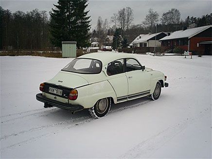 Bilderna visar min nyinköpta Saab 96 GL 1980, med bara drygt 9100 mil på mätaren. Den går otroligt fint i maskin, och den Marmorvita lacken ska putsas upp till våren -08 lagom till diverse träffar häromkring.Interiören med 99-stolarna (årsmodellnyhet 1978) går i grönt, och är i fint skick även den. Mvh / Fredrik Almqvist