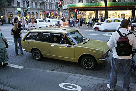 Plötsligt dyker den upp. Den perfekta Toyotan. Milt senapsfärgad.