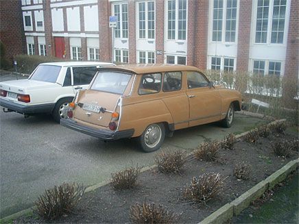 Här kommer en bild på den bruna 95'a som länge gäckat mig här hemma i Mölndal. Körd av originalfarbror åter runt. Har flera gånger sett den men inte haft kameran med. Så en regning kväll ser jag den i trafiken, kör efter och hittar dess parkering. Den har hela tiden bott knappt femhundra meter från mitt hyrgarage...(!).Idag kunde jag ta en tur med VeloSolexen och äntligen få den på bild!/Christian Traneflod, Mölndal