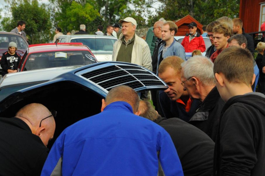 En öppen huv är en öppen inbjudan. Och nog V8:an på en Mercedes 500E värd en ordentlig titt.