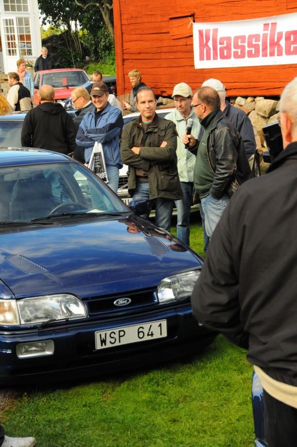En liten klick bilar valdes ut av speakerduon Calle Carlquist och Åke Nyberg som sedan diskuterade bilarna inför publik. Här avhandlas en Ford Sierra Cosworth 1989.