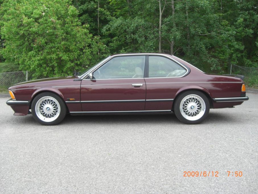 BMW 635 CSI 1987. Svensksåld 12 000 mil. Nybes ua. 4 brukare inkl nuvarande ägaren. Pedantskött, servicebok, ej vinterkörd, originallack. AC, läderklädsel, elhissar, elantenn, ABS, farthållare, färddator, godkänt larm – allt fungerar! Milt uppgraderad med ställbara stötdämpare, nya bromsar från BMW 735, BBS Splitfälgar mm. Pris 90 000:-
