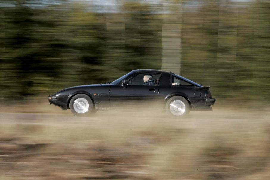 Mazda RX-7 1984. 6 600 sommarmil sedan ny. Den sista utvecklingsnivån av denna generation av RX-7. Ny interiör, större bromsar och diffbroms är bland annat det som skiljer från tidigare årsmodeller. Motorn är som tidigare en 12A. Efter två år har nuvarande ägaren kört och skrivit av sig om denna bil så nu kan den få komma till en ny ägare. Pris: 38 000 kr – inklusive Nardiratt och Blaupunkt stereo!
