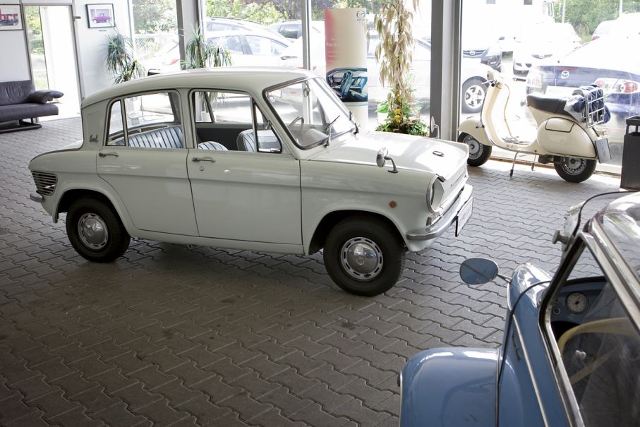 Mazda Carol, med bakruta som på Ford Anglia.