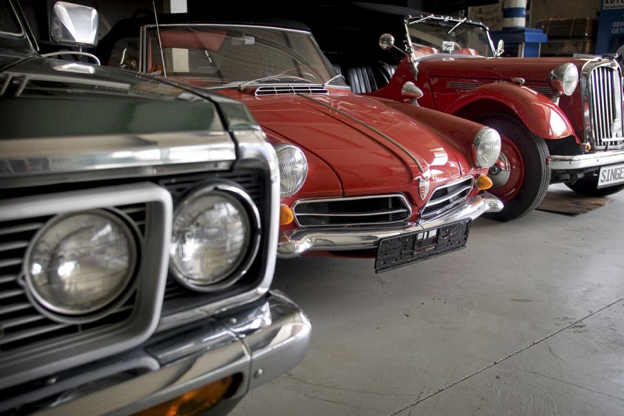 I mitten NSU Prinz med wankelmotor. Har man tittat på Alfa Giulia Sprint Speciale 1963 kanske? Längre bort en Singer.