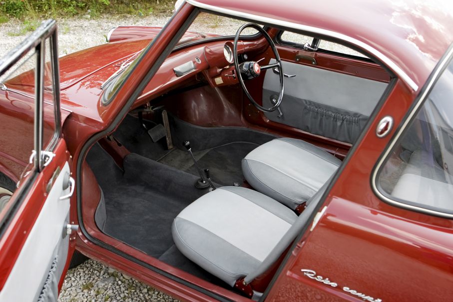 Spartanskt i supergulliga 360 Coupé.
