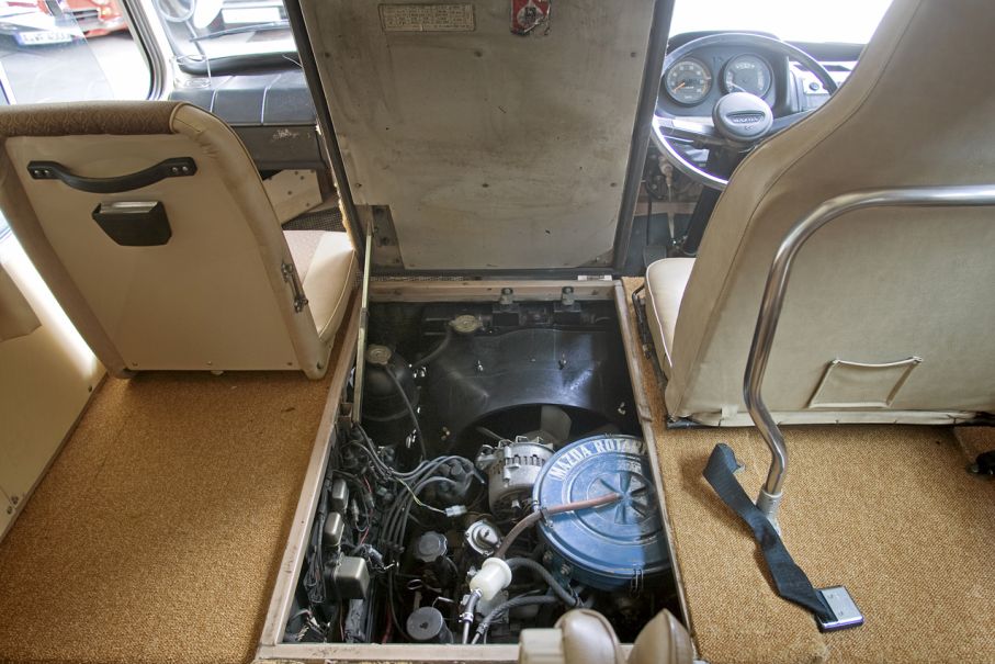 Motorn mitt i bilen och det är inte Toyota Previa. Men en ...