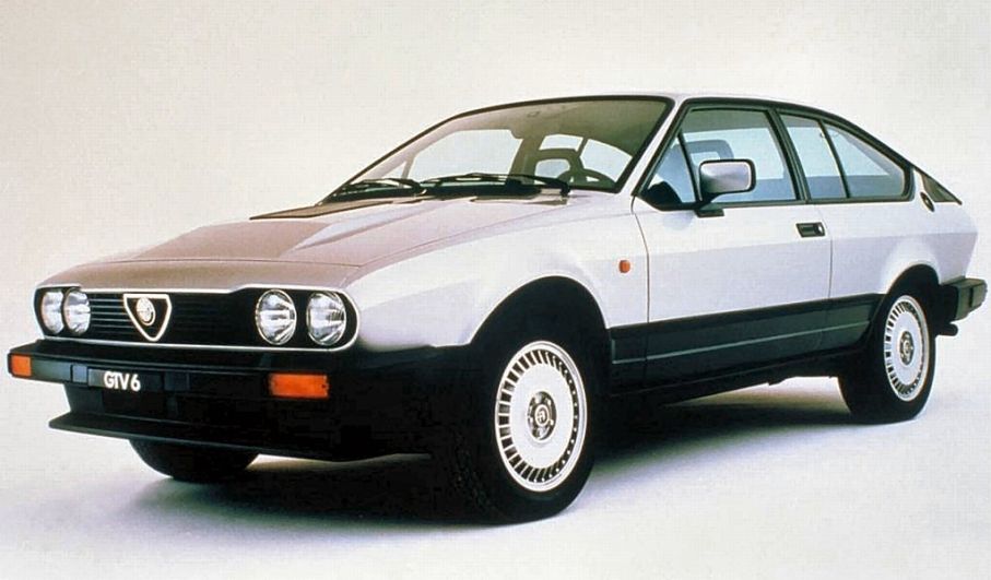 Alfa Romeo GTV6 började inte säljas i Sverige förrän 1983. Men den kom likväl 1981. Det har alltid tagit långt tid för Alfas modeller att nå Sverige. Se på nya MiTo till exempel.
