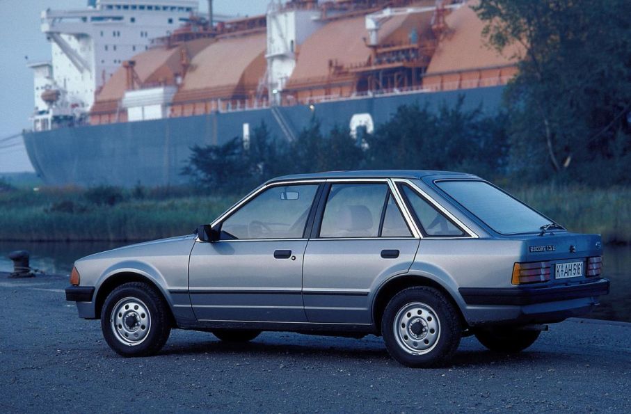 Ford Escort föryngrades minst 20 år i och med skiftet till framhjulsdrift och halvkombikaross. Årets bil 1981, strax före Fiat Panda och Austin Metro. Pris från 5 000 kr.