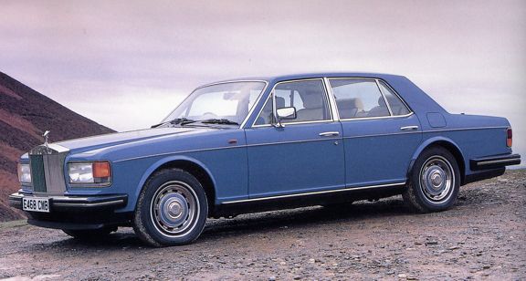 Rolls-Royce Silver Spirit är kanske världshistoriens minst eftertraktade modell från Crewe. Men vilket fyndläge för dig som inser att rektangulära strålkastare är snyggt och att stramhet vinner i längden. Pris från 100 000 kr.