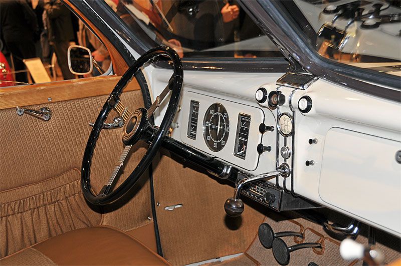 Växelspak på instrumentpanelen associeras ofta med framhjulsdrift men Adler Autobahn var bakhjulsdriven.