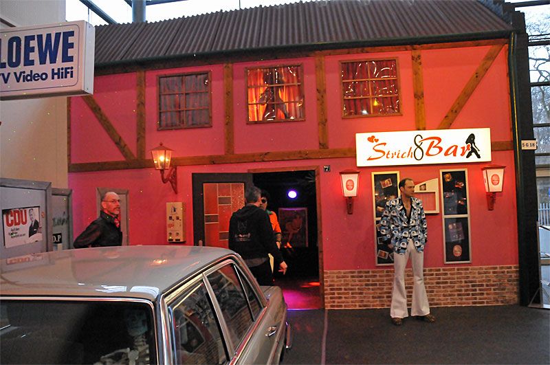 Klubben för Mercedes Strich 8 – i Sverige kallad Kompakten - brukar ta hem priset för mest uppseendeväckande monter. I år hade man spelat på att Strich inte bara betyder streck utan också prostitutionsstråk och byggt upp en lokal som kunnat platsa på Reeperbahn. Det var mest svenskar som blev chockerade…