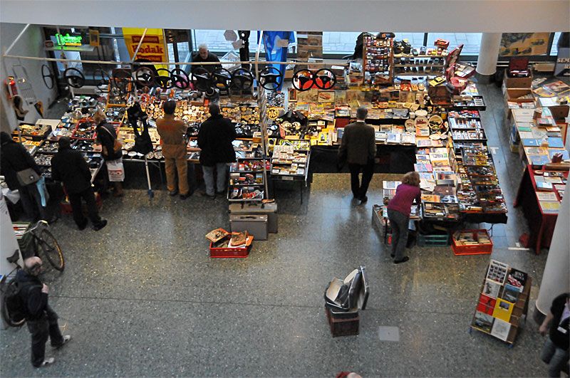 Det var totalt sju utställningshalllar och även i förbindelsegångarna såldes smådelar, broschyrer och modellbilar.