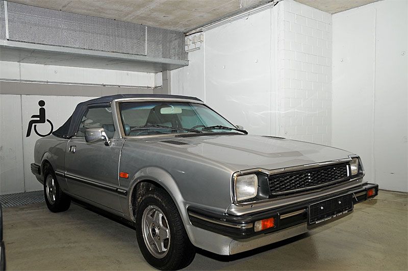 Jo, denna dammiga cabriolet är en Honda Prelude av första generationen. Enligt säljlappen en av 46 byggda. För denna 81:a med läderinredning begärdes 9 500 euro.