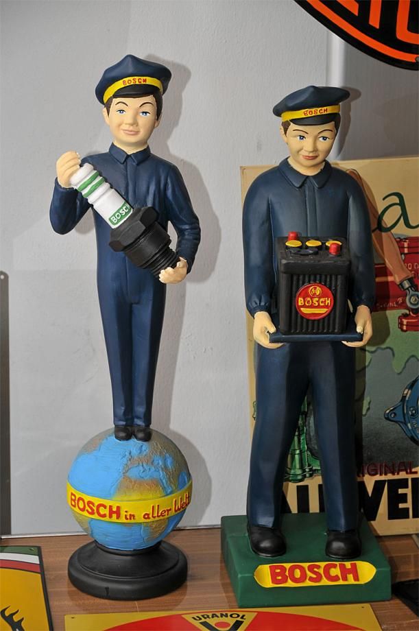 Charmiga figurer som Bosch på 1950-talet prydde sina butiker med. Säljaren var inte där så vi fick inte reda på vad de kostade idag.