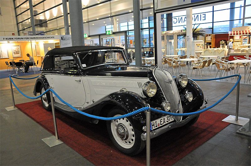 Som f.d ägare av märket gick skribenten Bo loss på en Hanomag Sturm Cabriolet Karosseri Hebmüller. De få tyska 30-talsbilar som finns kvar går för höga priser men denna var troligen inte till salu.
