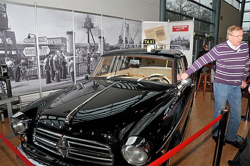 Bremen var Borgwards hemstad och där gick Isabella som taxi trots att den bara hade två dörrar. Det var innan det blev lag på att alla tyska taxibilar skulle vara ljust elefenbensgula (DB 623 hellelfenbein).