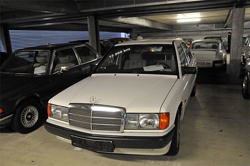 Mercedes-Benz 190 fanns i Tyskland att få med 1.8-lters motor för den som ville spara på årsskatten. Denna fina 91:a hade bara gått 1220 mil men på utrustning hade det inte sparats, den hade de flesta options. Pris 7 900 euro.