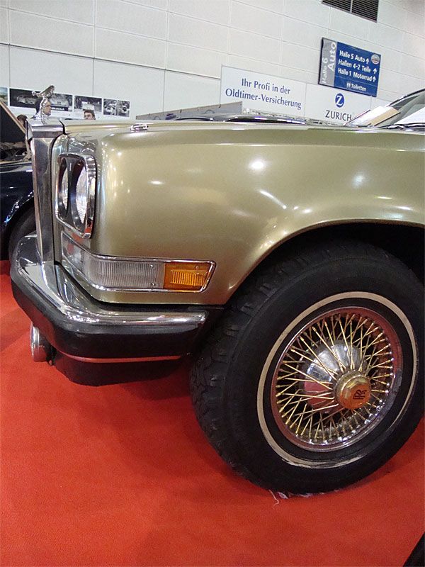 Förgyllda ekerfälgar med vinterdäck måste varit väl dekadent även i Schweiz, där denna Rolls-Royce Camargue såldes som ny.