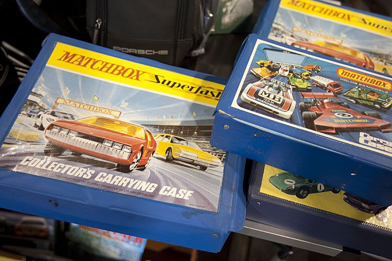 Bortalek hos polaren. Då packar man bara Matchboxväskan.
