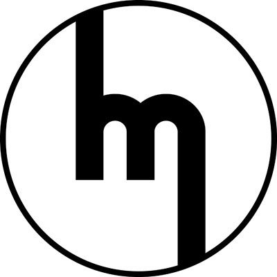 <b>Mazda varumärkessymbol 1959</b> Introduktionen av detta klassiska “M” som varumärkessymbol skedde samtidigt med att Mazda startade tillverkningen av sin första personbil 1959. Bilen kallades för R360 coupe och var en liten tvådörrarskupé med en bakre panoramaruta, som tydligt bröt av från konventionella bilar och redan då visade något av Mazdas framtida tankegångar när det gäller personlig och spännande design.