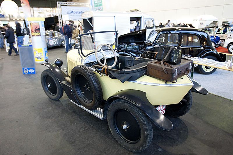 Det var ont om riktigt gamla bilar. I Citroënklubbens monter föll vi för en 5CV Torpedo, en sådan som Dupond och Dupont körde i Det svarta Guldet.