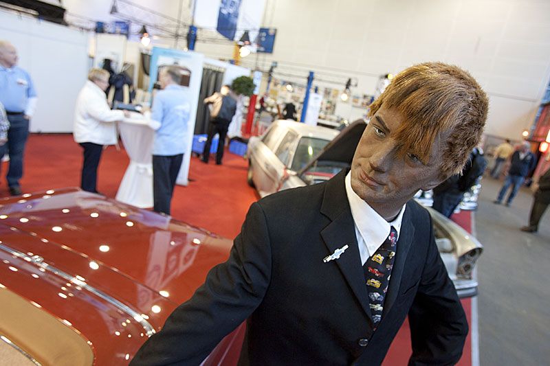 Steward med egenkomponerad synth-lugg guidade bland dyrbara Mercedes.
