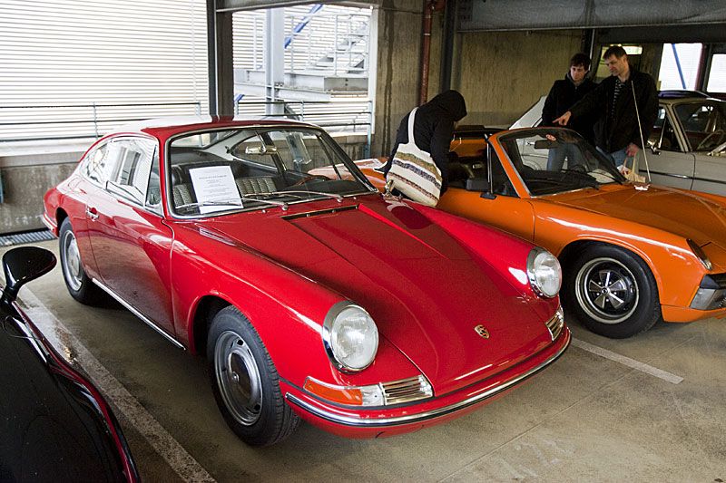 En riktigt tidig 911 som såg ut att vara extremt seriöst renoverad. Pris runt en halv miljon!