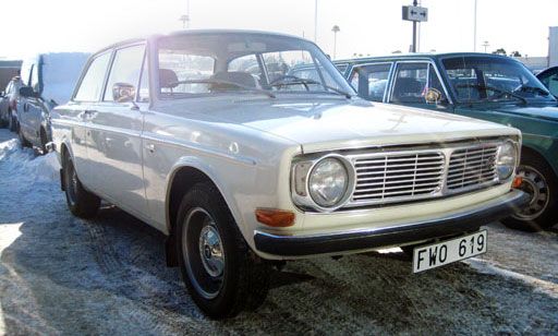 Mycket fin Volvo 142 med breddade fälgar.