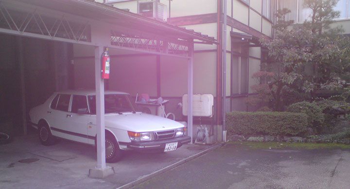 Saab 900, en trubbnos, i Takayama.