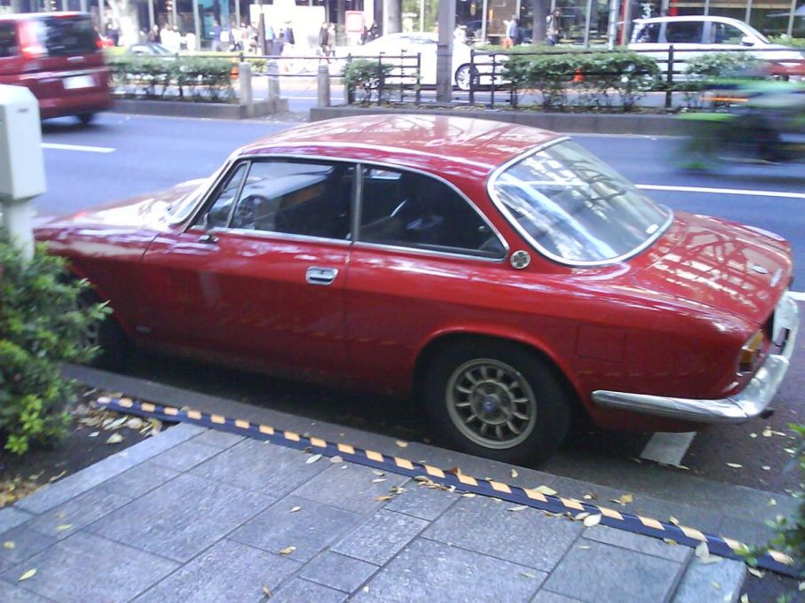 Alfa GT i Tokyos nattliv.