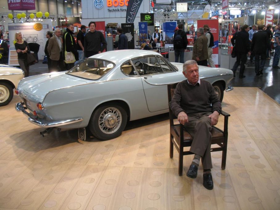 Pelle Pettersson på plats framför en av de allra tidigaste prototyperna av P1800.