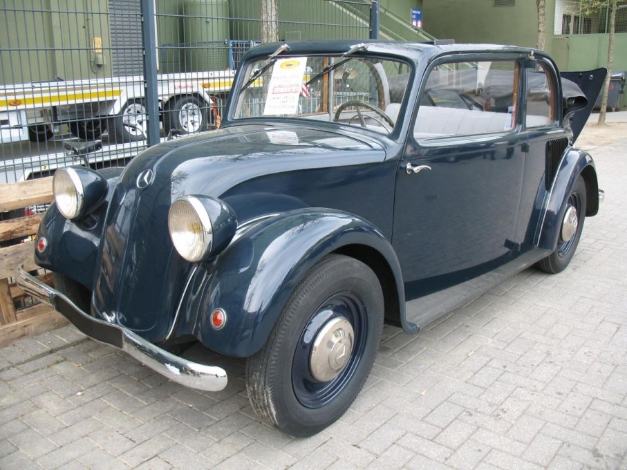 En Mercedes-Benz 130 Cabrio-limousine från 1934 som märkligt nog inte används i dagens positionering av märket.