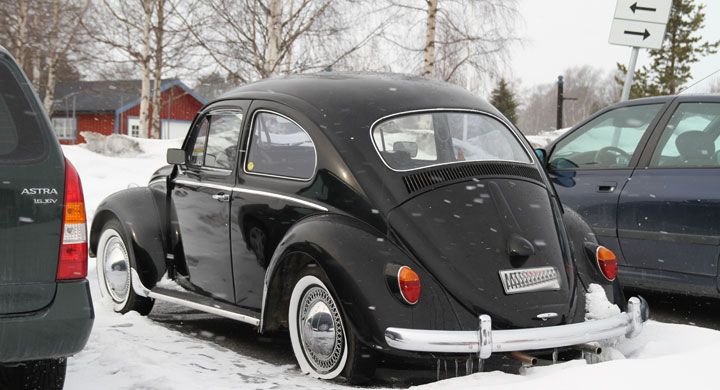 En 1963 års VW 1200 har vinterparkerats utanför en radhuslänga. Bubblan verkar renoverad till fint originalskick men jag skulle då helst velat se den parkerad under ett tak. Kromgodiset på framskärm, sidoruta och den lilla registrerings skylten pekar mot visst customintresse vilket inte blir fel på den här bilen. Men varför har ägaren låtit ena bakhjulet gå till platt utförande?
