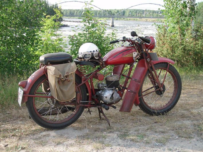 I Kamlunge ca 2,5mil nordväst om Kalix. Det är en Husqvarna mod 227 120cc från 1950. Registrerad för två personer, extrautrustad med benskydd och tankmätare. Foto: Lars-Joel Skott