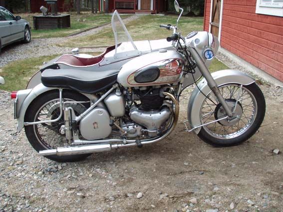 En lite ovanlig BSA Golden Flash A10 650cc från 1954 med sidovagn. Enligt fordonsregistret finns endast sju stycken med karosserikod för sidovagn inregistrerade i Sverige. Foto: Lars-Joel Skott