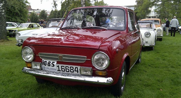 Badeparken i Sandefjord fylldes av förväntansfulla startande. Fiat 850 Special i förgrunden.
