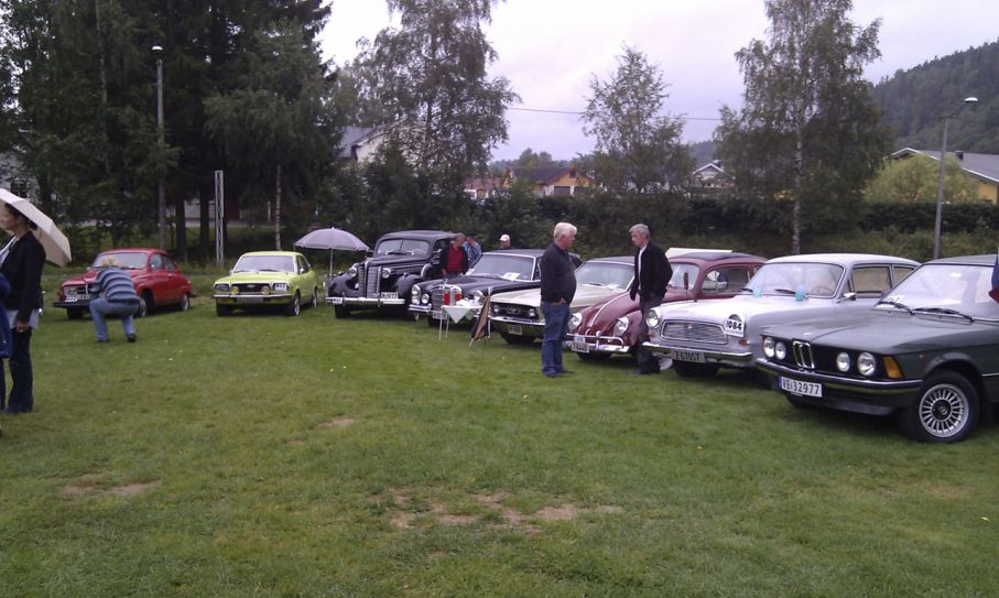 Samling på Hedrum bygdetun vid målgången.