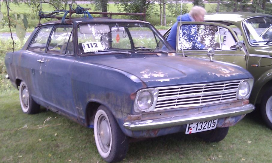 Opel Kadett i ”fyndskick”, inklusive grenar på takräcket.